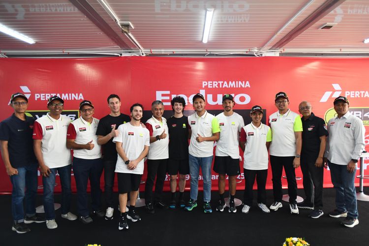 Direktur Utama Pertamina Lubricants Werry Prayogi bersama VP Corporate Communication Pertamina Fadjar Djoko Santoso, Direktur Sales & Marketing Pertamina Lubricants Dwi Puja Ariestya, Manager VR 46 Riders Academy Gianluca Falcioni dan Pembalap VR 46 Riders Academy melakukan sesi foto bersama saat acara ?Pertamina Enduro VR 46 Riders Academy? yang diselenggarakan di Pertamina Mandalika International Circuit, Kuta, Lombok Tengah, Nusa Tenggara Barat pada Senin (27/1/2025).
