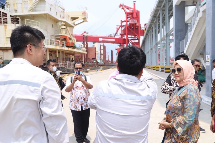 Dirjen Binwasnaker dan K3 Kemenaker, Haiyani Rumondang saat meninjau industri smelter di PT. Bintan Alumina Indonesia (PAI), di Bintan, Kepulauan Riau, Kamis (13/4/2023).
