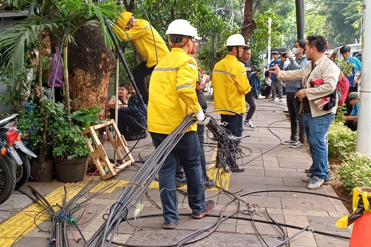 Butuh Perlakuan Khusus, Kabel PLN di Jalan Senopati Belum Dirapikan