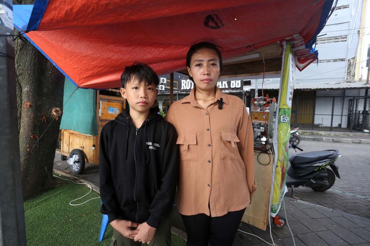 Ahmad Zuhdi Nagachi bersama ibunya, Mona Latia, di depan tempat usaha mereka di Tangerang.  