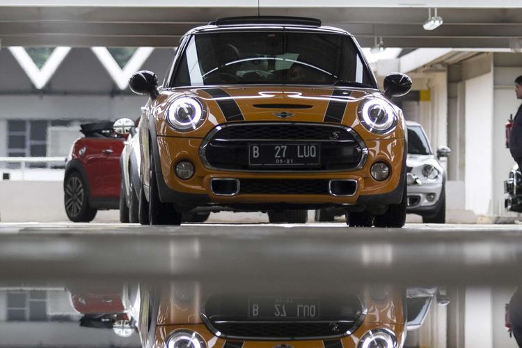 Aktivitas anggota Indonesia Mini Club (IMC) pada hari jadi ke-8 di area parkir gedung A Gelora Bung Karno,  Senayan, Jakarta Pusat, Sabtu (29/2/2020). Genap 8 tahun klub mini terbesar di Indonesia rayakan dengan konvoi dari Senayan ke Serpong.