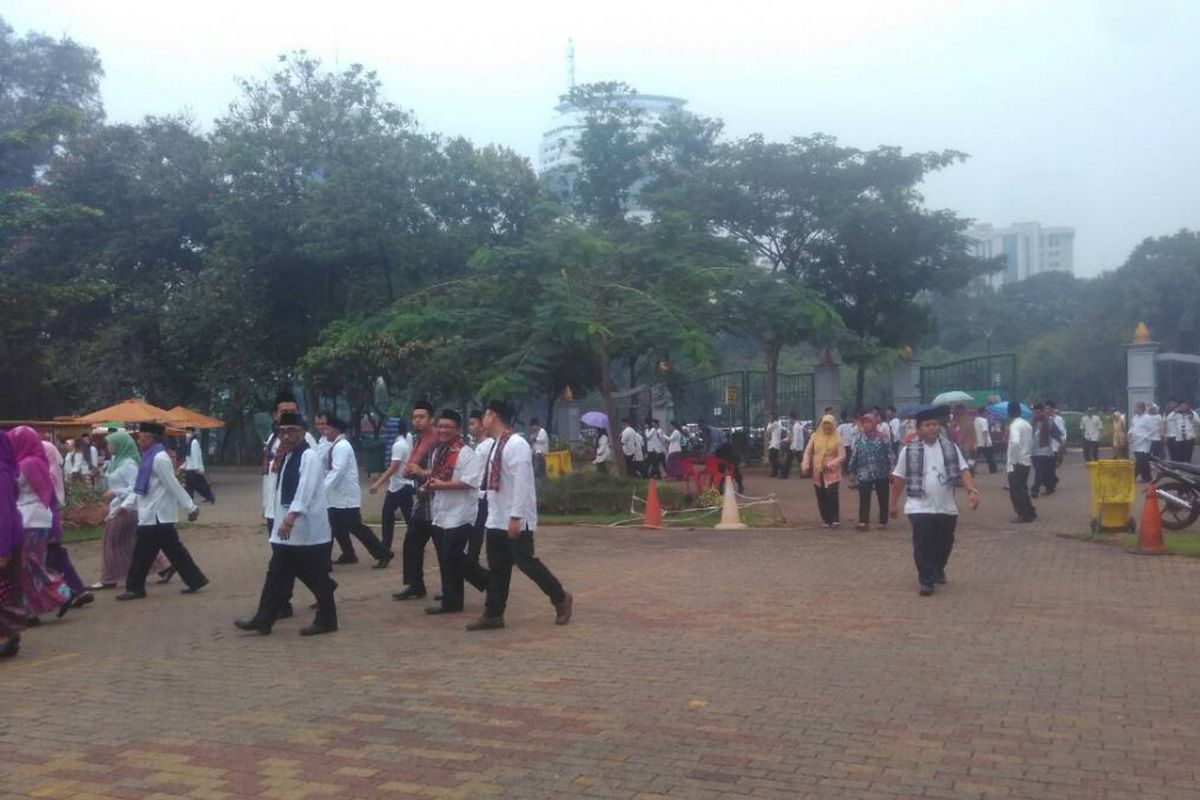 PNS DKI meninggalkan area Monas dan tidak mengikuti Upacara HUT ke-490 DKI Jakarta, Kamis (22/6/2017). 