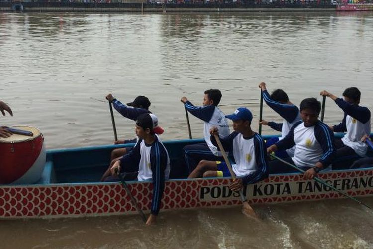 Peserta lomba Perahu Naga dalam Festival Cisadane 2016, Minggu (31/7/2016).