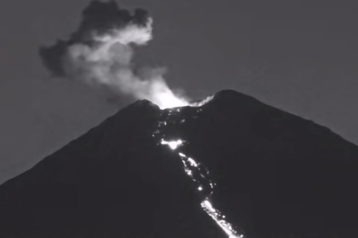 Visual erupsi Gunung Semeru meluncurkan lava pijar sejauh 2.500 meter, Sabtu (25/10/2025)