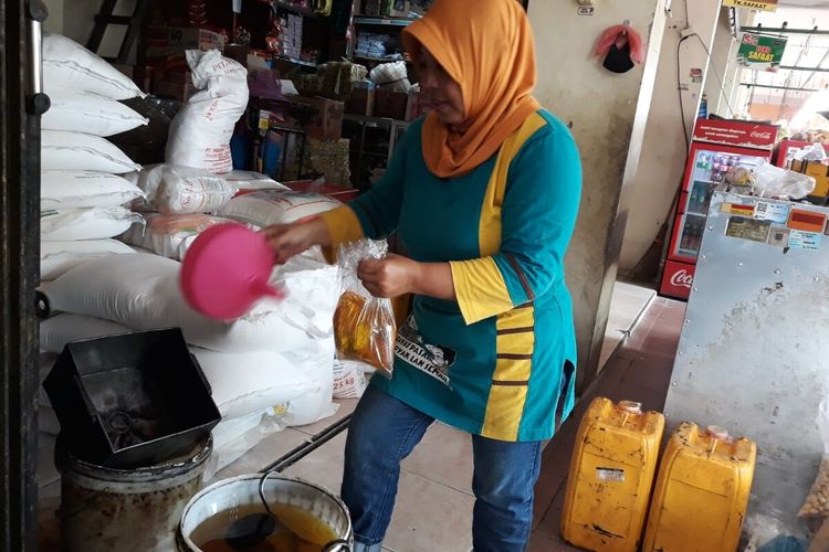 Penjual Minyak Goreng Curah di Pasar Bantul