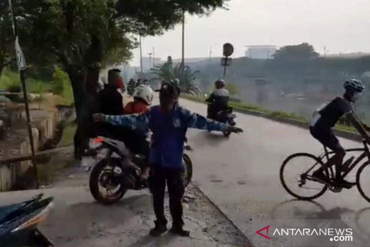 Pengendara melintas di jembatan perbatasan Jakarta Timur-Kota Bekasi menuju Jalan Sisi Kanal Banjir Timur Sabtu (25/4/2020). Jalan tersebut dijadikan akses alternatif oknum pengendara menghindari pengawasan petugas di cek poin selama wabah COVID-19. 