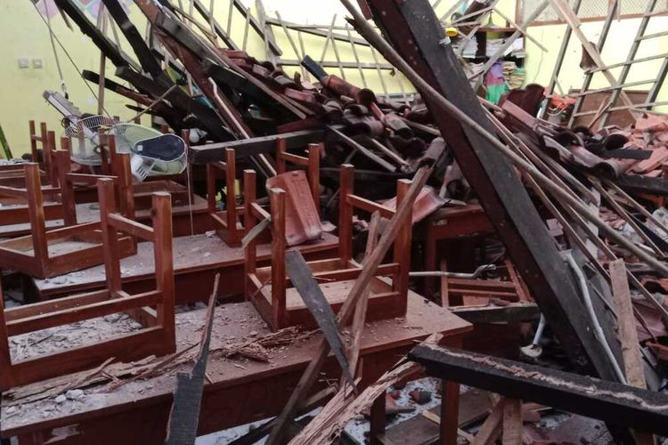 Diguyur Hujan dan Kayu Lapuk, Atap Ruangan Kelas SD di Sleman Ambruk