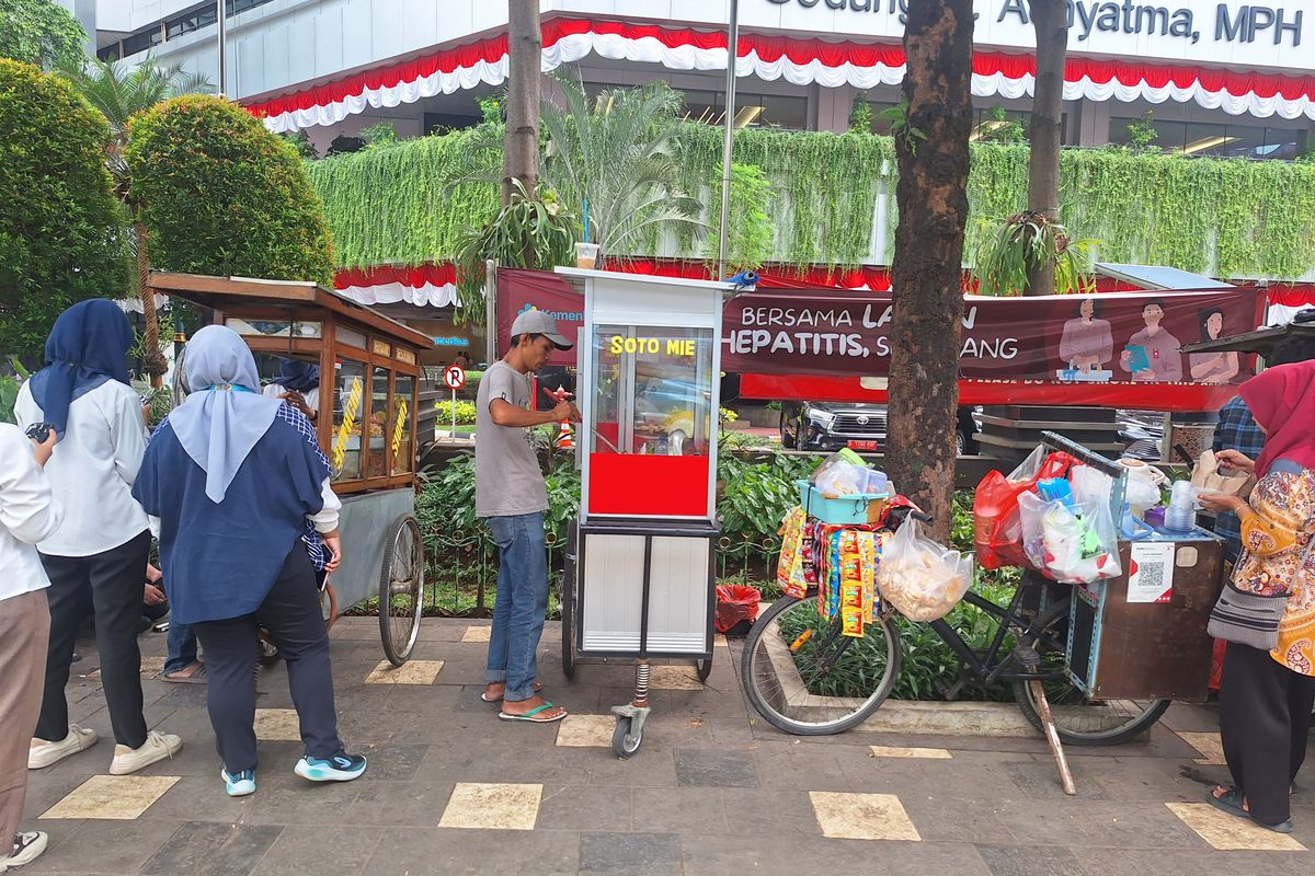 Meski Penasaran, PKL Enggan Dekati Pipa Bocor di Rasuna Said karena Takut Dagangannya Diangkut Satpol PP