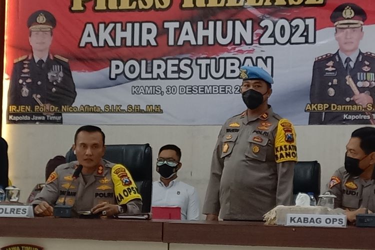 Kapolres Tuban, AKBP Darman didampingi Kasi Propam Polres Tuban, Iptu Waheru Purwanto merilis penegakan pelanggaran anggota Polri di Mapolres Tuban.