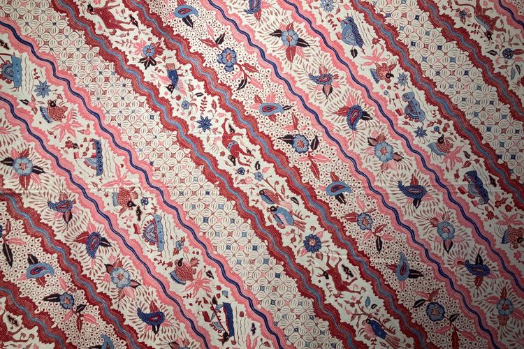Pameran batik peranakan bertajuk Metamorfosa di Menara Kompas Lantai 8, Jakarta, Kamis (9/4/2026). Pameran ini berlangsung pada 9 April-5 Mei 2026.