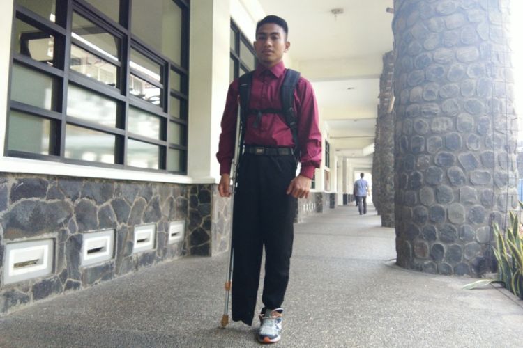 Langgeng (20), pemuda tuna daksa asal Lampung berjuang mengikuti SBMPTN di ITB, Selasa (8/5/2018). Dengan keterbatasan fisik, ia berharap dapat masuk Universitas Pendidikan Indonesia (UPI). 