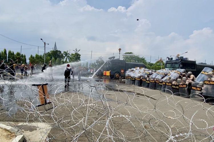 Demo Harga Singkong di Lampung Ricuh, 10 Polisi Terluka Kena Lemparan Batu