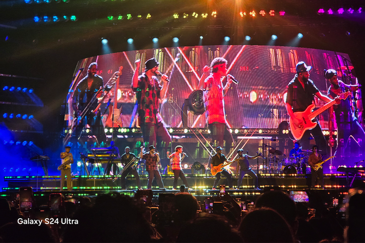 Panggung konser Bruno Mars disorot lampu berwarna warni membuat suasana semakin ciamik untuk dibidik.