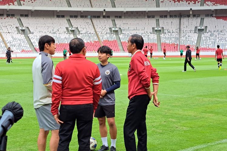 Presiden Joko Widodo berbincang dengan pelatih Shin Tae-Yong saat mengunjungi sesi latihan tim nasional Indonesia U-20 di Stadion Utama Gelora Bung Karno, Jakarta, Sabtu (1/4/2023).