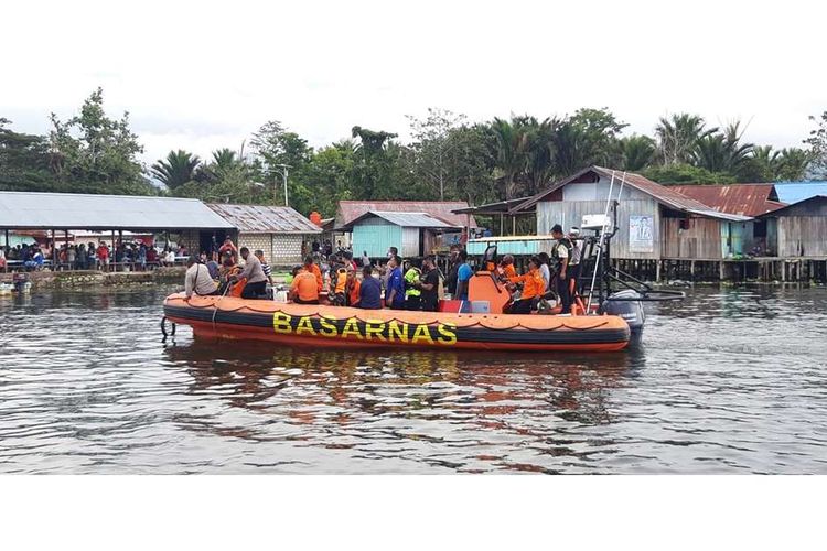 Petugas Basarnas menuju lokasi pesawat terbang milik maskapai Mission Aviation Fellowship (MAF) yang jatuh di Danau Sentani, Kabupaten Jayapura, Papua, Selasa (12/5/2020). Pesawat perintis dengan nomer penerbangan PK-MEC  tujuan Distrik Mamit, Kabupaten Tolikara, Papua jatuh di perairan danau Sentani sekitar pukul 6.29 WIT yang menyebabkan seorang pilot asal Amerika Serikat Joice Lin meninggal dunia.