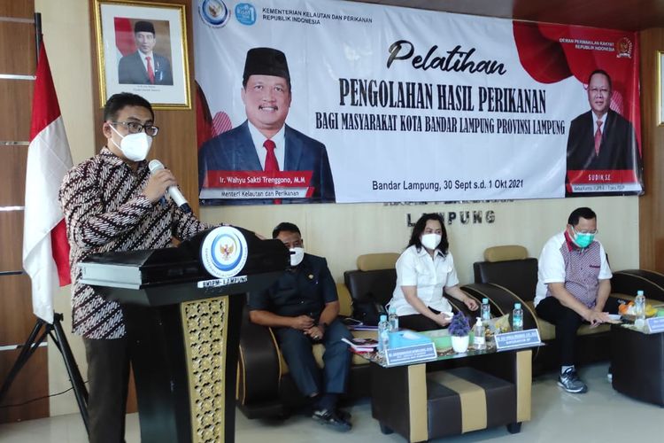 Pelatihan Pengolahan Hasil Perikanan Bagi Masyarakat yang digelar Badan Riset dan SDM Kelautan dan Perikanan (BRSDM) di Bandar Lampung, Kamis (30/9/2021) sampai Jumat (1/10/2021).
