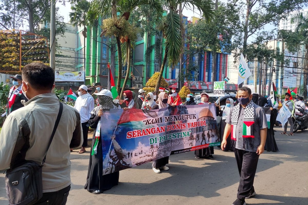 Suasana aksi peduli Palestina yang dilakukan warga Kota Tangerang, Kamis (20/5/2021). Aksi tersebut dilakukan dengan cara long march sepanjang kurang lebih enak kilometer dari Jalan Jenderal Sudirman, Kecamatan Tangerang, sampai Pertigaan Gondrong, Kecamatan Cipondoh.