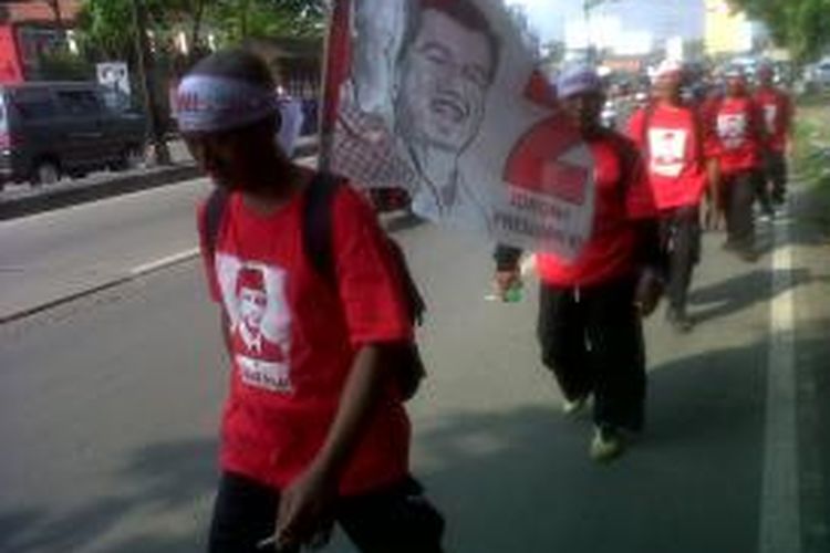 Lima orang relawan dari Kota Semarang jalan kaki menuju Jakarta. Aksi itu sebagai ungkapan nazar karena Jokowi jadi Presiden.