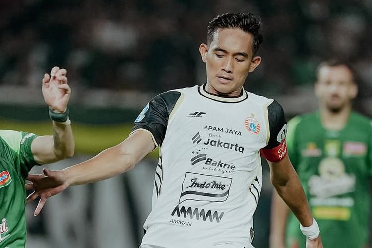 Francisco Rivera dari Persebaya (Kiri) dan Rizky Ridho dari Persija (Kanan), sedang berebut bola di lanjutan pertandingan Indonesia Super League di Gelora Bung Tomo Sabtu, 18/10/2025