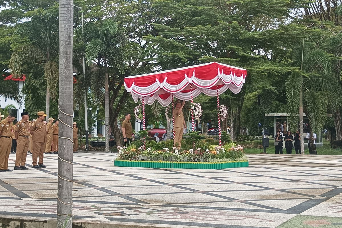 Gubernur Kalteng, Agustiar Sabran, saat memberikan arahan dalam apel perdana pascalibur lebaran di Halaman Kantor Gubernur Kalteng, Palangka Raya, Selasa (8/4/2025).