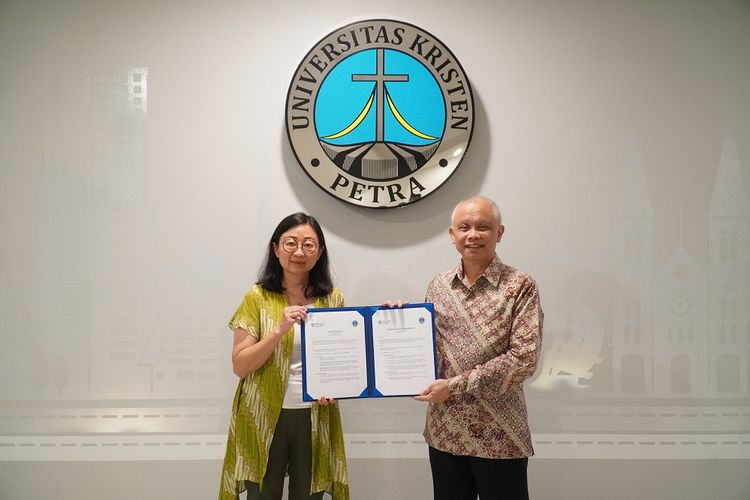 Rektor Universitas Kristen Petra (UK Petra atau UKP) Djwantoro Hardjito bersama Wakil Rektor UK Petra Juliana Anggono.