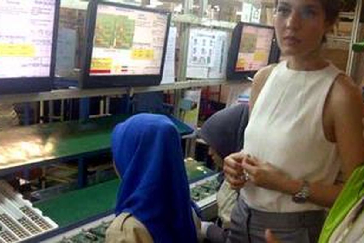 Brand Ambassador Toshiba Carissa Putri melihat perakitan televisi Toshiba di Cikarang, Rabu (18/4/2012).