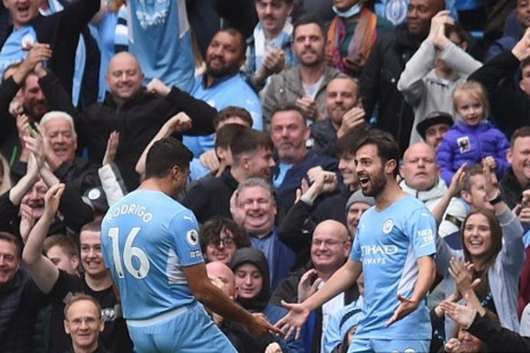 Bernardo Silva (kanan) merayakan gol yang dia cetak pada laga Manchester City vs Burnley di Liga Inggris pada 16 Oktober 2021.