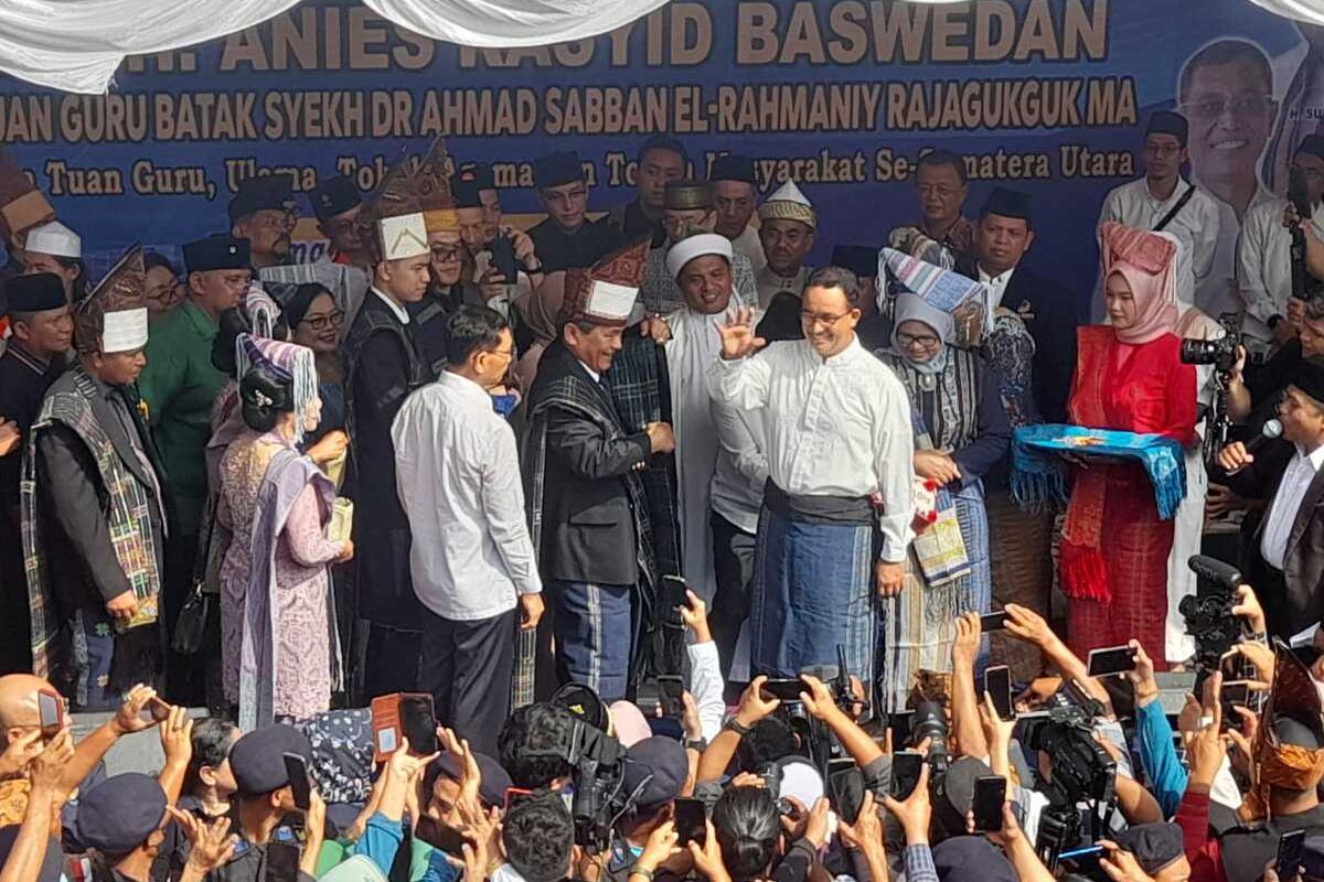 Foto: Anies Baswedan berdiri diatas panggung usai pertemuan dengan para Tuan Guru di Persulukan Serambi Babussalam di Nagori Jawa Tongah, Kecamatan Hatonduhan, Kabupaten Simalungun, Sumatera Utara (Sumut), Jumat (3/11/2023).