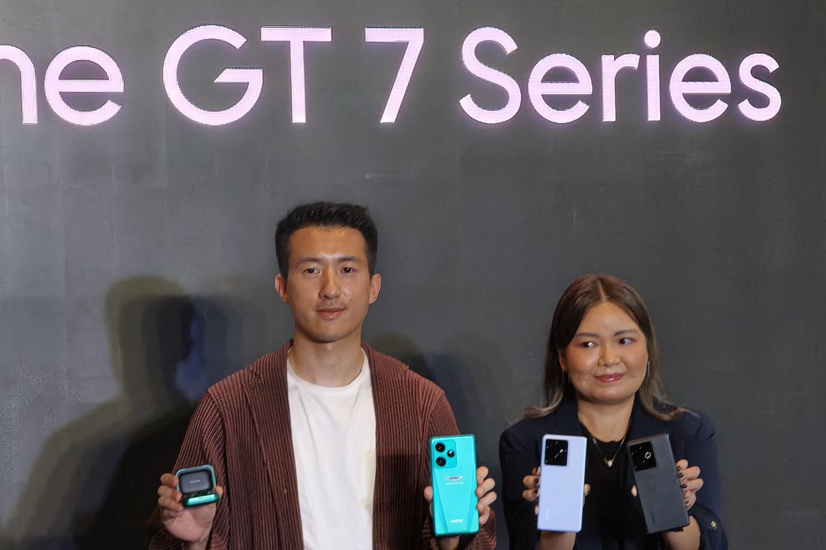 PR Lead Realme Indonesia, Krisva Angnieszca (kanan) menggenggam Realme GT 7 dan Realme GT 7T di acara peluncuran di Jakarta, Selasa (3/6/2025).