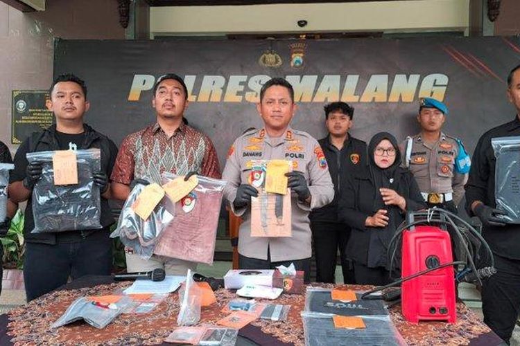 Pembunuhan di Warkop Gondanglegi, Berawal dari Ketukan Pintu Kamar Mandi