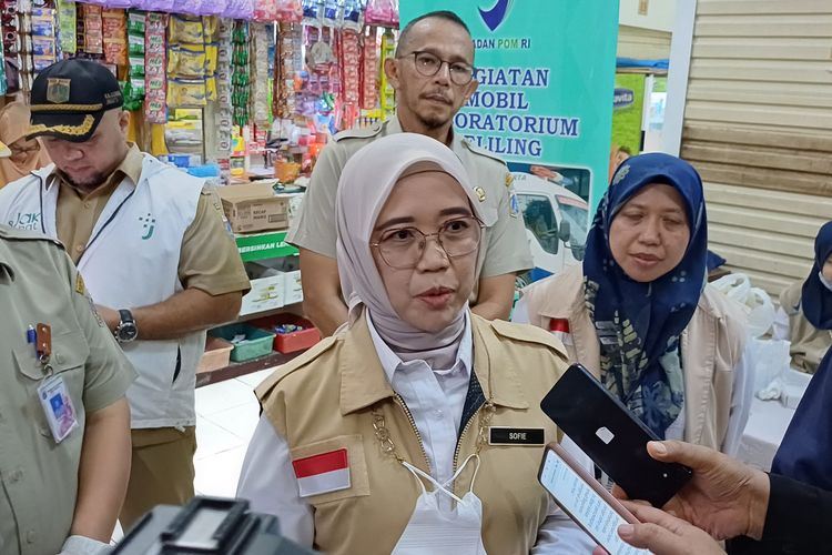 Kepala Balai Besar POM (BBPOM) di Jakarta Sofiyani Chandrawati Anwar saat ditemui wartawan di Pasar Santa, Kebayoran Baru, Jakarta Selatan, Senin (1/4/2024).