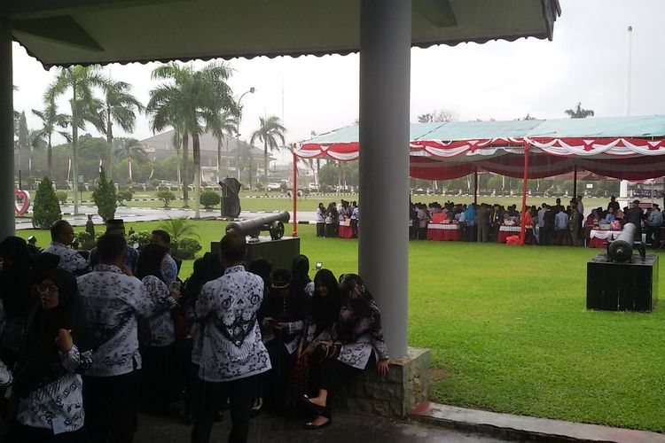 Peserta upacara Hardiknas berteduh di kantor gubernur Kepulauan Bangka Belitung, Kamis (2/5/2019).