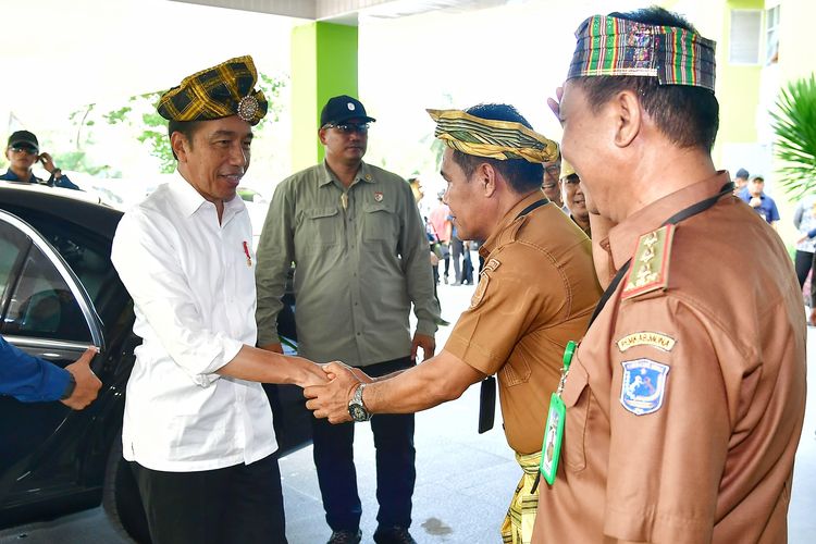 Presiden Joko Widodo meninjau Rumah Sakit Umum Daerah (RSUD) dr. H.L.M. Baharuddin, M.Kes di Kabupaten Muna, Provinsi Sulawesi Tenggara, Senin (13/5/2024).