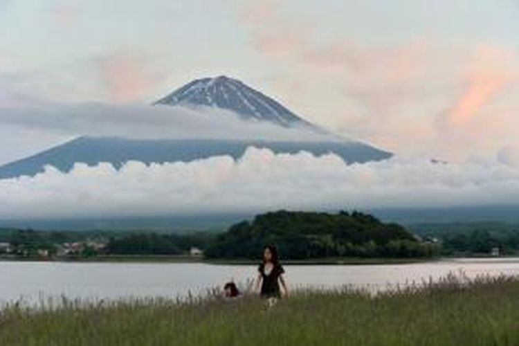 Gunung Fuji, gunung tertinggi di Jepang (3.776 m) dan Danau Kawaguchi di Fujikawaguchiko,  selatan prefektur Yamanashi, 16 Juni 2013. Komite Warisan Dunia UNESCO, 16 Juni memutuskan kawasan Gunung Fuji masuk dalam Warisan Dunia alam dan budaya global.