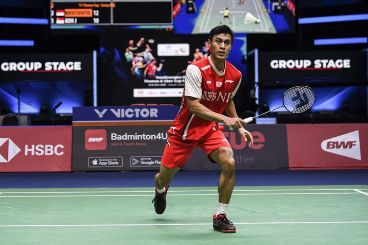 Pebulutangkis tunggal putra Indonesia  Shesar Hiren Rhustavito mengembalikan kok ke arah lawannya pebulu tangkis tunggal putra Singapura Jia Wei Joel Koh dalam pertandingan babak penyisihan grup A Piala Thomas Uber 2022 di Impact Arena, Bangkok, Thailand, Minggu (8/5/2022). Shesar Hiren Rhustavito berhasil mengalahkan Jia Wei Joel Koh dengan skor 21-16 dan 21-7 sehingga mengantar Indonesia menang atas Singapura 4-1.