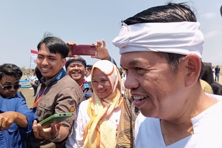 Dedi Mulyadi menjelaskan soal sampah yang baru-baru ini viral, saat aksi bersih-bersih di Pelabuhan Cikidang, Kabupaten Pangandaran, Jawa Barat, Rabu (11/10/2023).