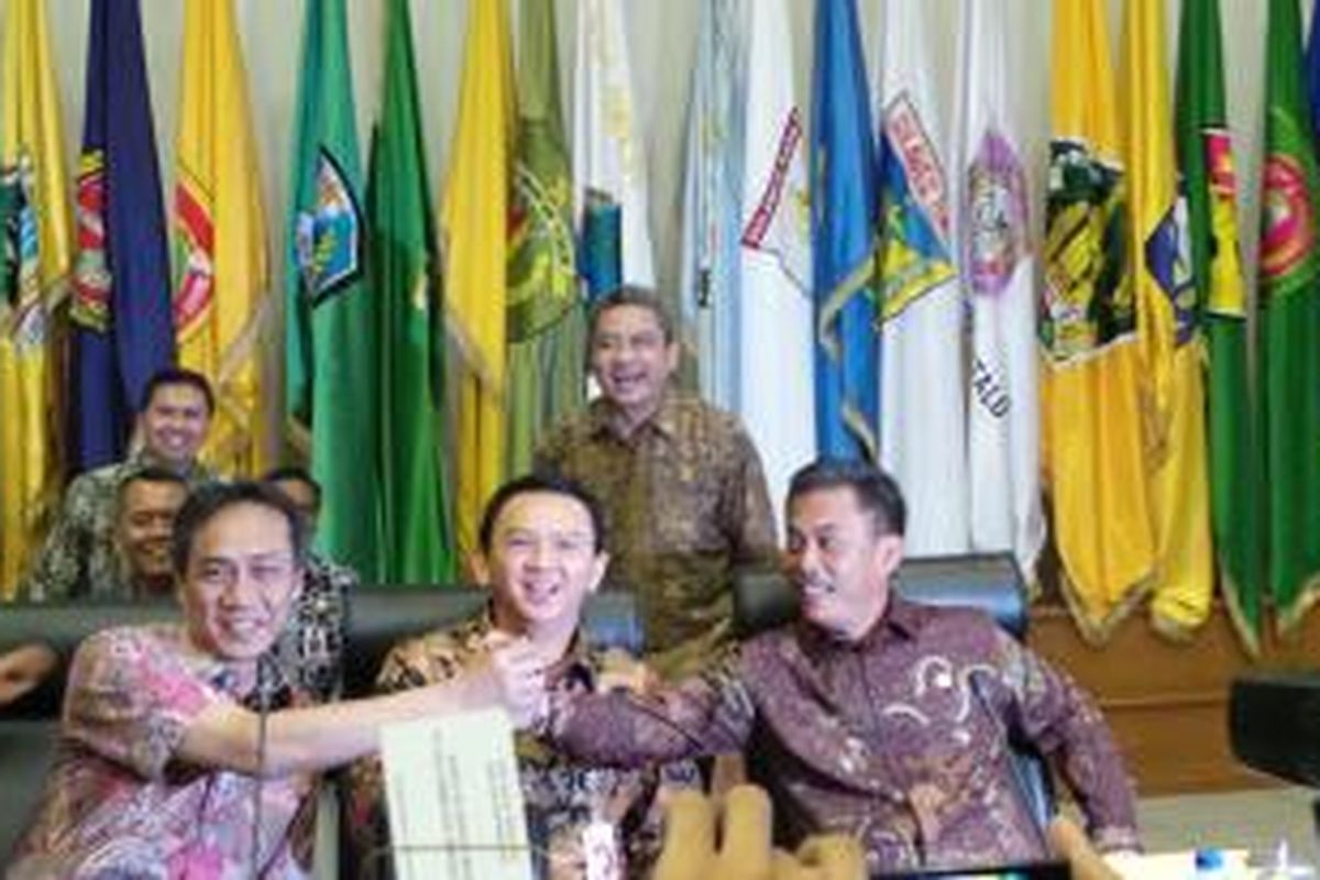 Gubernur DKI Jakarta Basuki Tjahaja Purnama dan Ketua DPRD DKI Prasetio Edi Marsudi berpegangan tangan jelang mediasi dengan Kemendagri, Kamis (5/3/2015).