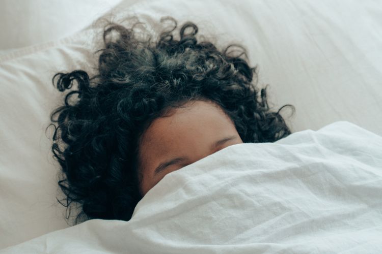 Posisi tidur yang salah dapat menimbulkan rasa nyeri dan bahkan cedera saat bangun.