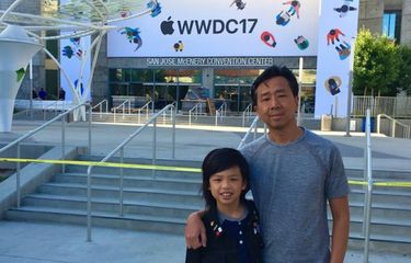 Yuma dan ayahnya Hendri Soerianto di depan WWDC 2017 di Amerika Serikat