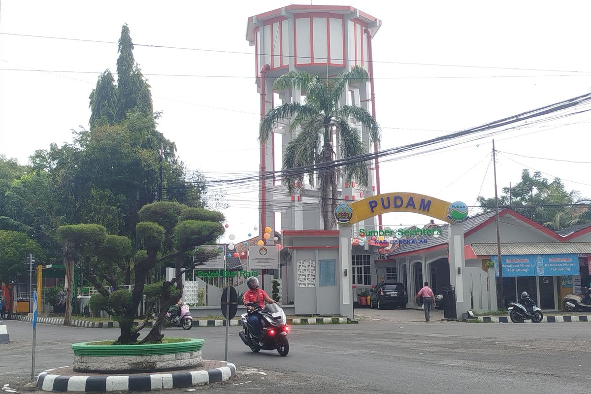 menara air di kantor Pudam Sumber Sejahtera dari sisi luar. Terletak di perempatan Jalan Jaksa Agung Suprapto, Kabupaten Bangkalan, Selasa (13/5/2025). 