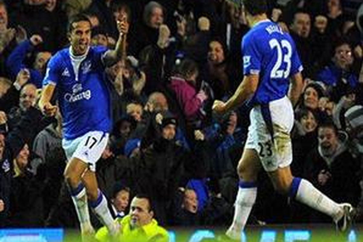 Kapten Everton, Tim Cahill (kiri, merayakan golnya ke gawang Tottenham Hotspur, dalam duel lanjutan Premier League, Minggu (6/12).