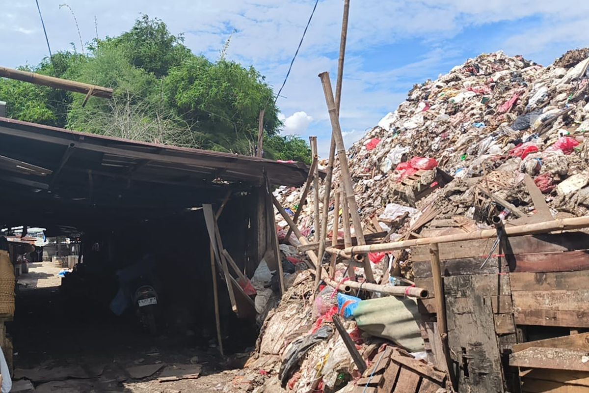 Gunungan sampah dengan tinggi sekitar enam meter terjadi di TPS3R Pasar Cantik, Ciputat, Tangsel.