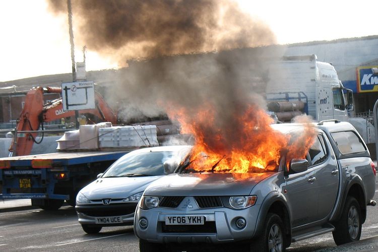 Ilustrasi mobil terbakar karena kelistrikan tidak stabil