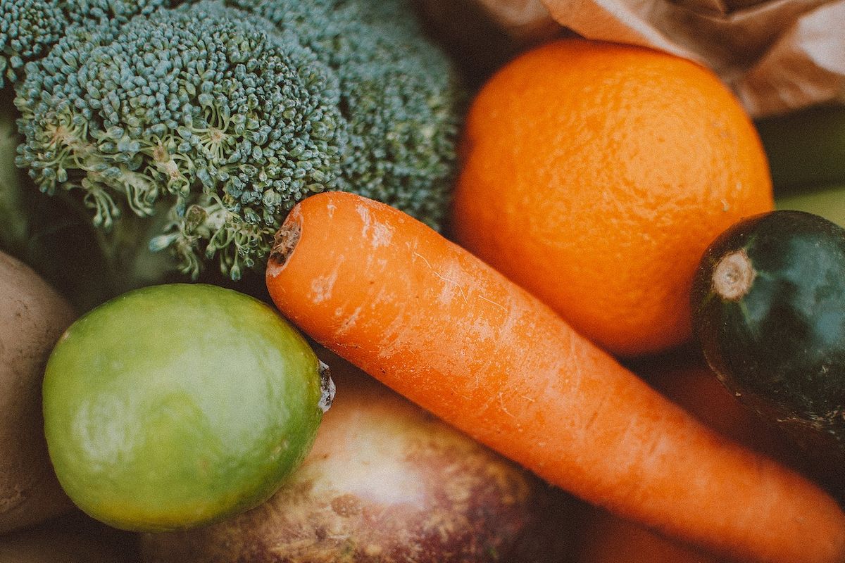 Ilustrasi buah dan sayuran yang mengandung senyawa pencegah kanker serviks.