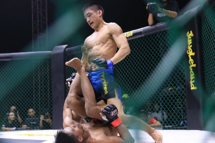 Juara baru One Pride MMA di kelas flyweight, Rama Supandhi mengalahkan Suwardi.