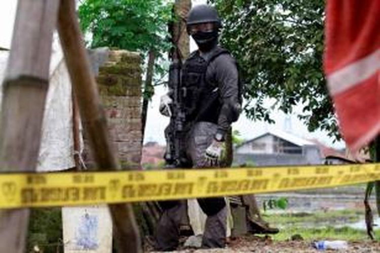 Densus 88 mengepung teroris di sebuah rumah di Kampung Batu Rengat, Desa Cigondewah Hilir Kecamatan Margaasih, Kabupaten Bandung, Jabar, Rabu (8/5/2013).