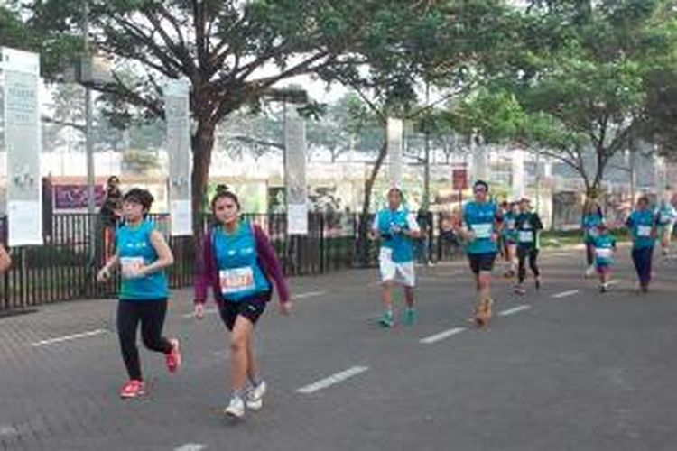 Sejumlah peserta Standard Chartered Half-Marathon saat akan memasuki garis finish di kawasan BSD Green Park, Tangerang, Minggu (23/11/2014).