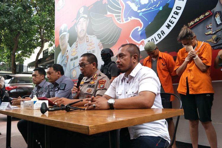 Tersangka William Soerjonegoro (paling kiri), rekannya berinisial JA (tengah), dan artis peran Air Terjun Pengantin, Nani Darham yang ditangkap atas kasus penyalahgunaan narkoba jenis kokain. Foto diambil di Polda Metro Jaya, Jakarta Selatan, Senin (10/2/2020).