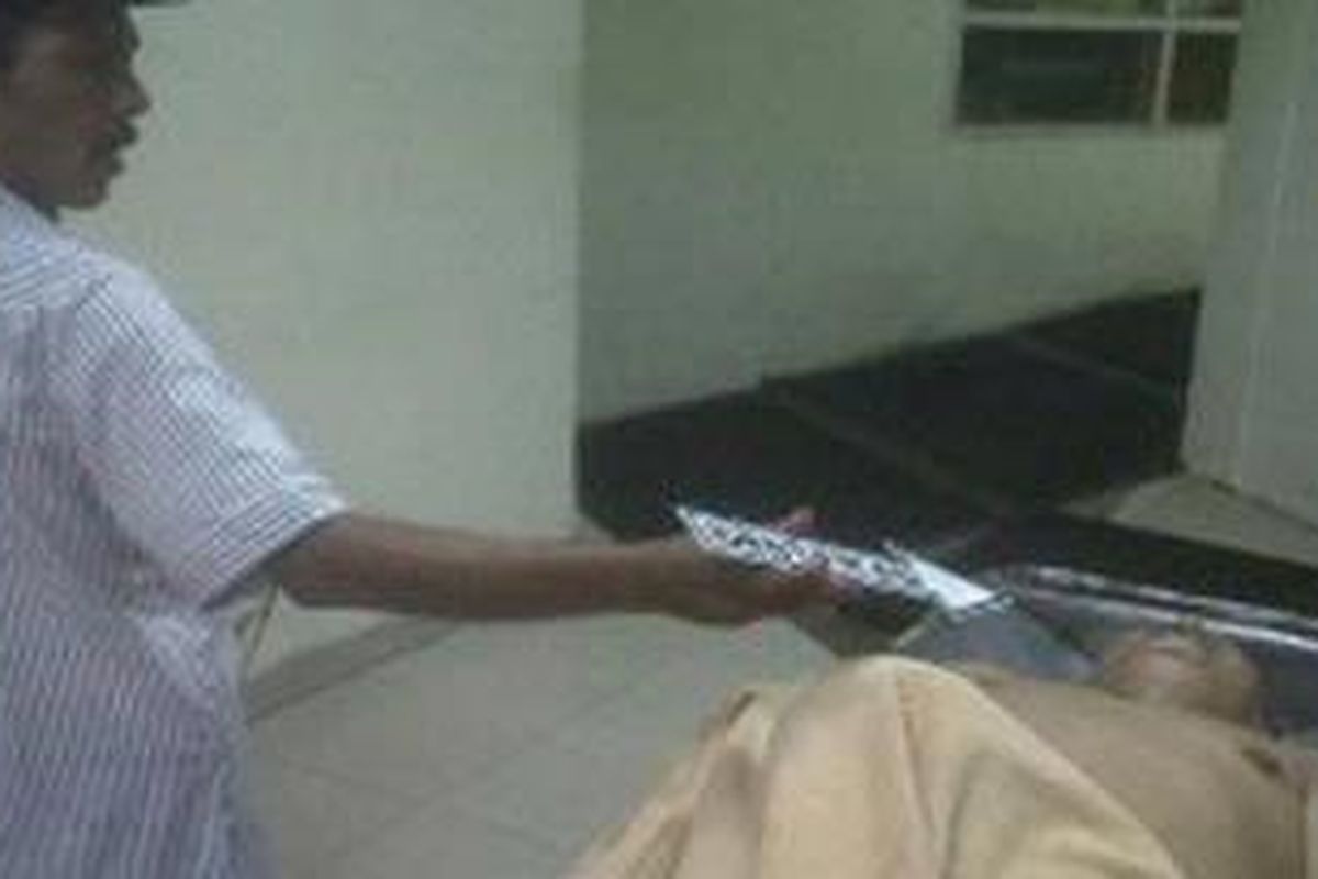 Jenazah Jhony Malela terbujur kaku di ruang jenazah RSCM, Jakarta Pusat, Jumat (10/9/2010). Penyandang tunanetra ini meninggal saat antre di Gerbang Sekretariat Negara untuk bersilaturahim dengan Presiden Susilo Bambang Yudhoyono.