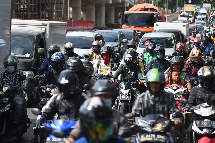 Sejumlah kendaraan terjebak kemacetan di Jalan Raya Pasar Minggu, Jakarta, Rabu (8/4/2020). Pemprov DKI Jakarta telah menetapkan masa sosialisasi penerapan aturan Pembatasan Sosial Berskala Besar (PSBB) selama dua hari yaitu 8-9 April 2020 sebelum menerapkan kebijakan tersebut secara penuh pada 10 April 2020.